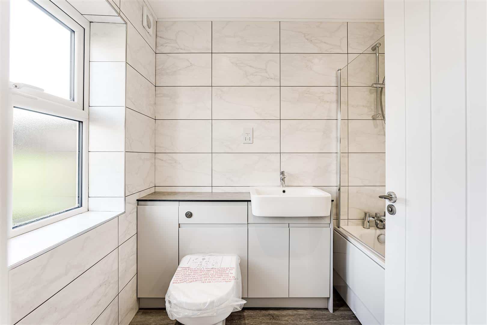 bathroom.jpg NN16 Crown Street, Kettering