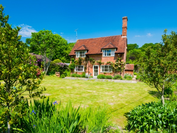 Selling Your House in Kettering: A Step-by-Step Guide from Valuation to Completion